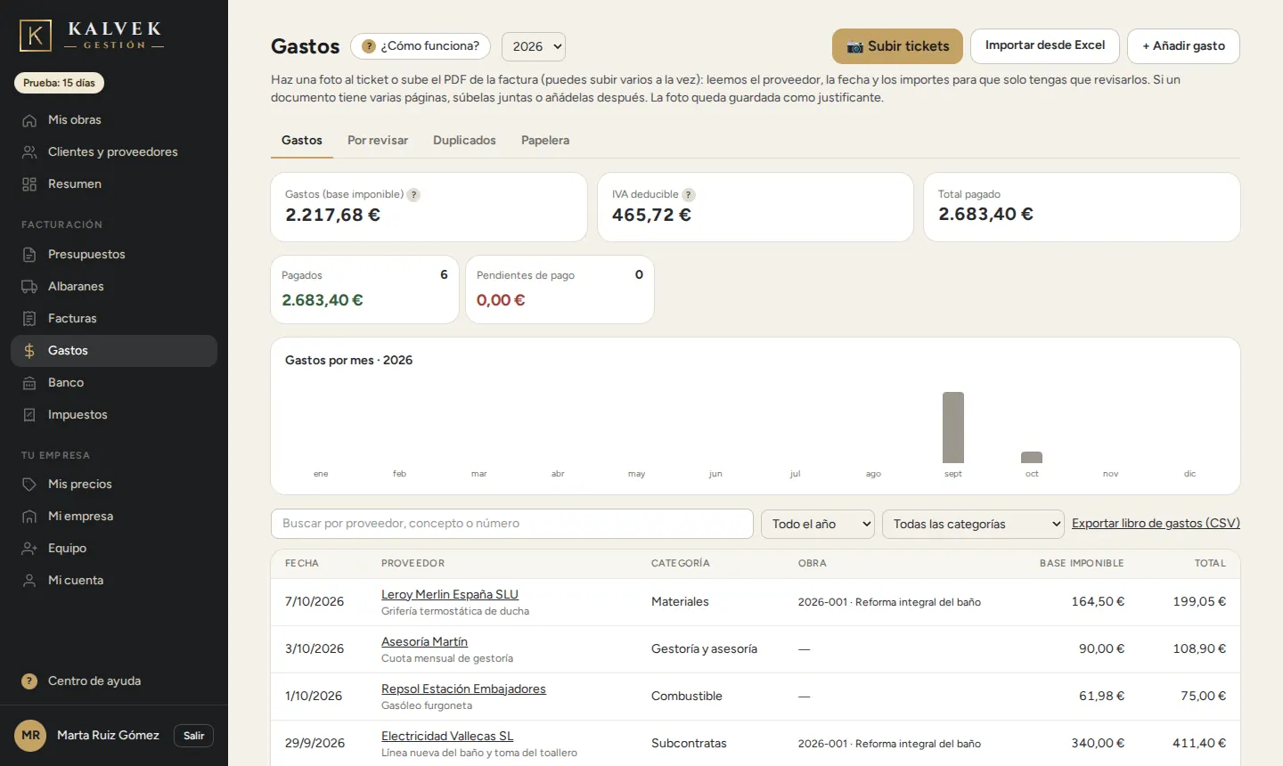 La página de gastos con el botón Subir tickets, las pestañas y los totales.